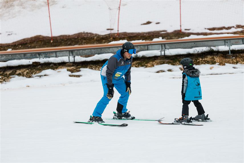 ПАЛЕ, 2. ЈАНУАРА /СРНА/ - Ски-инструктор са Јахорине Огњен Спасојевић рекао је Срни да је током каријере радио са кандидатима од двије до 80 година из многих европских земаља и истакао да је најважнија жеља да се научи скијање.
