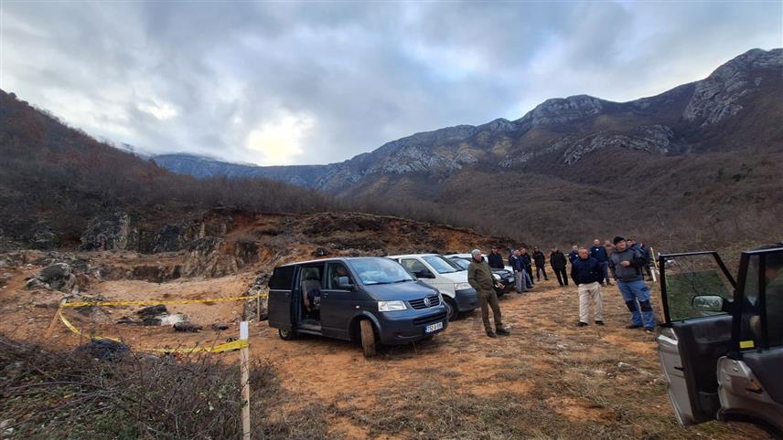 МОСTАР, 30. ЈАНУАРА /СРНА/ – У селу Кути, код Мостара, рано јутрос одвија се права драма, гдје мјештани својим тијелима, бране посједе својих сусједа, Срба повртаника и покушавају блокирати пут деминерима које је ангажовао страни инвеститор да деминирају локацију брда Зукуља у њиховом селу, како би се ту отворио каменолом.