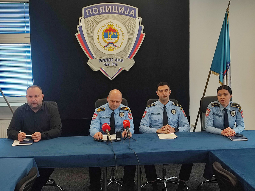 БАЊАЛУКА, 30. ЈАНУАРА /СРНА/ - Начелник Полицијске управе Бањалука Ђурица Вукелић, начелник Сектора криминалистичке полиције Славиша Којић и начелник Сектора полиције Момчило Марић на конференцији за новинаре.