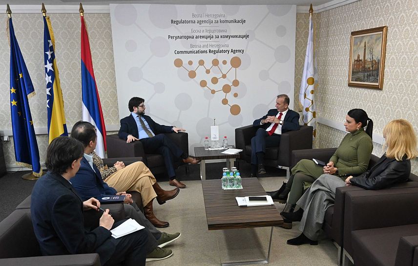 САРАЈЕВО, 30. ЈАНУАРА /СРНА/ - Генерални директор Регулаторне агенције за комуникације /РАК/ Драшко Милиновић и представници Амбасаде САД у БиХ одржали су састанак данас у Сарајеву. Из Амбасаде САД у БиХ састанку су присуствовали званичник Економског одјељења Џозеф Розенстајн и аташе за штампу Мет Томпсон.