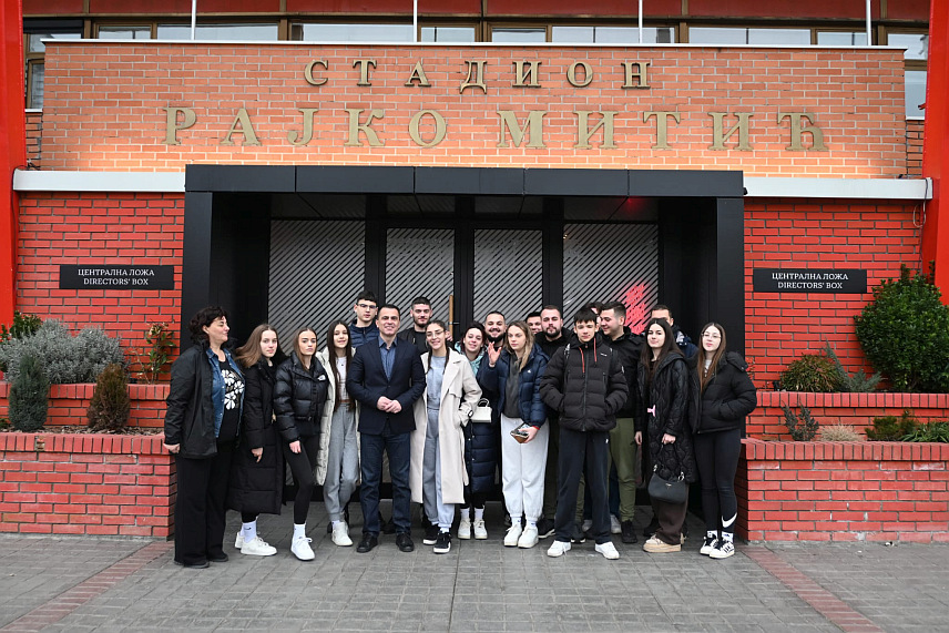 БЕОГРАД, 30. ЈАНУАРА /СРНА/ - Српска дјеца, чланови културно-образовног друштва "Јеврем Грујић" из Книна, која бораве у Београду, посјетила су данас стадион Фудбалског клуба Црвена звезда "Рајко Митић" заједно са министром без портфеља у Влади Србије задуженим за област односа са дијаспором Ђорђем Милићевићем.