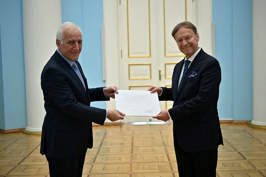 САРАЈЕВО, 30. ЈАНУАРА /СРНА/ - Амбасадор БиХ за Јерменију са сједиштем у Москви Иван Орлић предао је данас акредитиве у Јеревану јерменском предсједнику Вахану Хачатурјану.