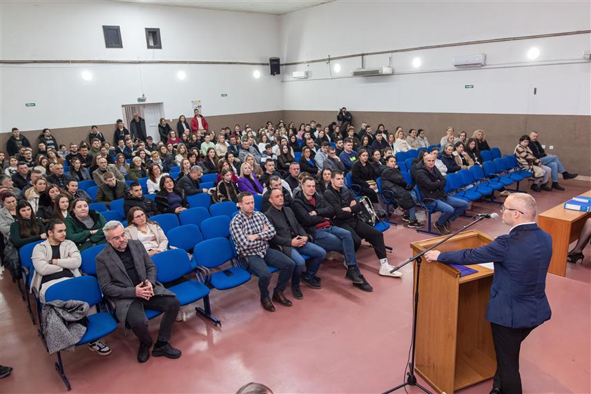 ПРЊАВОР, 30. ЈАНУАРА /СРНА/ - Градоначелник Прњавора Дарко Томаш потписао је данас уговоре са 236 ученика и студента са подручја ове локалне заједнице који су испунили услове за додјелу стипендија у школској 2025/2026. години.