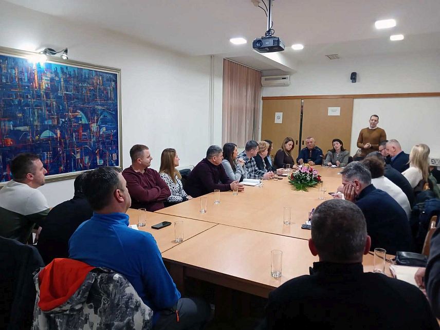 ВИШЕГРАД, 30. ЈАНУАРА /СРНА/ - У Вишеграду је одржан радни састанак експертског тима и локалних пружалаца туристичких услуга, на којем су дефинисани приоритети за наставак израде Стратегије развоја туризма. Синићњем састанку, поред представника Министарства спољне трговине и економских односа у Савјету министара, присуствовао је члан експертског тима Марко Радић.