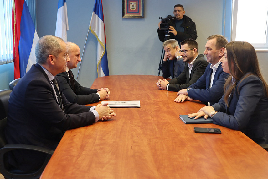 УГЉЕВИК, 31. ЈАНУАРА /СРНА/ - Министар енергетике и рударства Републике Српске Петар Ђокић на састанку са са начелником Угљевика Драганом Гајићем.