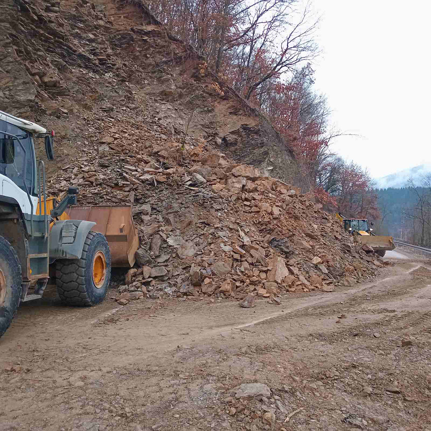 ФОЧА, 31. ЈАНУАРА /СРНА/ - На дионици магистралног пута Фоча-Драгочава данас је дошло до одрона земљишта на коловоз због чега је саобраћај био обустављен око сат времена.