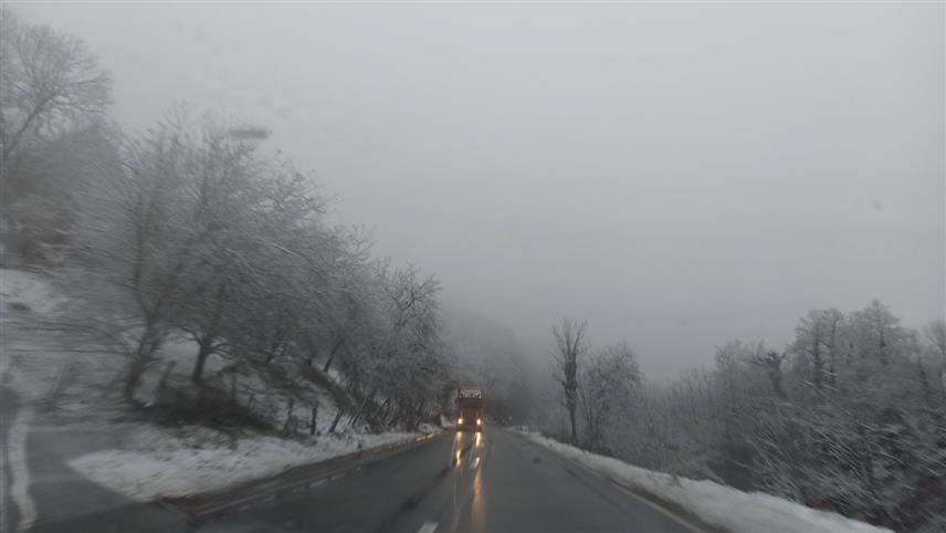 ЗВОРНИК, 3. ЈАНУАРА /СРНА/ - Сви магистрални и регионални путеви на подручју регије Бирач су проходни, али је због снијега, који и даље пада, отежан саобраћај.