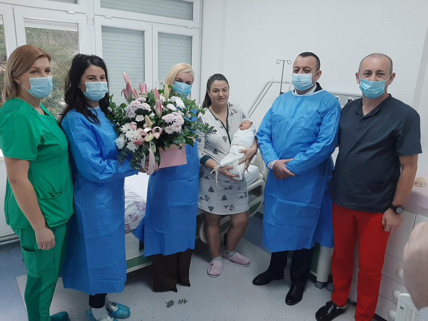 ФОЧА, 3. ЈАНУАРА /СРНА/ - Михајло Трифуновић са Сокоца, прворођена беба у 2026. години у Универзитетској болници Фоча, дариван је данас од ове здравствене установе са 1.000 КМ.