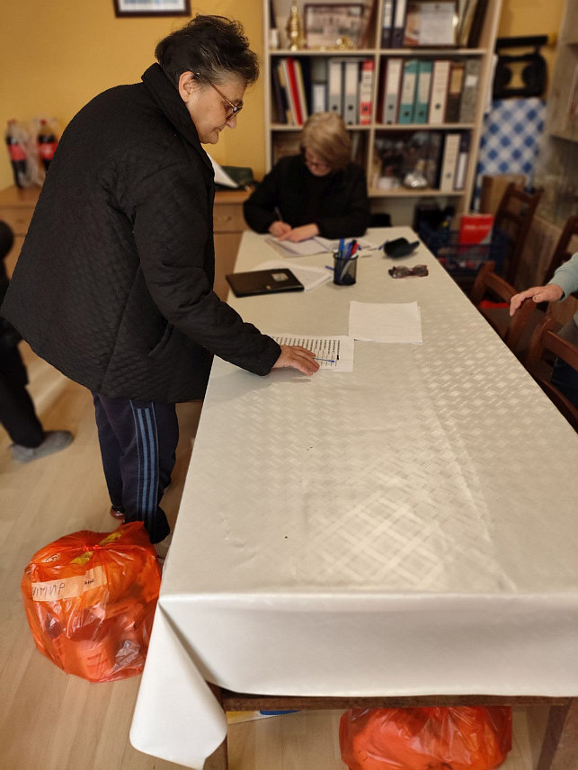 БРАТУНАЦ, 3. ЈАНУАРА /СРНА/ - Коло српских сестара "Вјера, нада и љубав" из Братунца данас је завршило подјелу пакета помоћи за 70 социјално угрожених породица и самаца, којом је обухваћено око 200 особа.