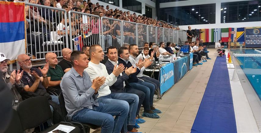 ТРЕБИЊЕ, 3. ЈАНУАРА /СРНА/ - Градоначелник Tребиња Мирко Ћурић отворио је вечерас међународни ватерполо турнир у овом граду и захвалио репрезентацији Србије, актуелном олимпијском шампиону, што је Tребињу указала повјерење да организује овај важан спортски догађај.