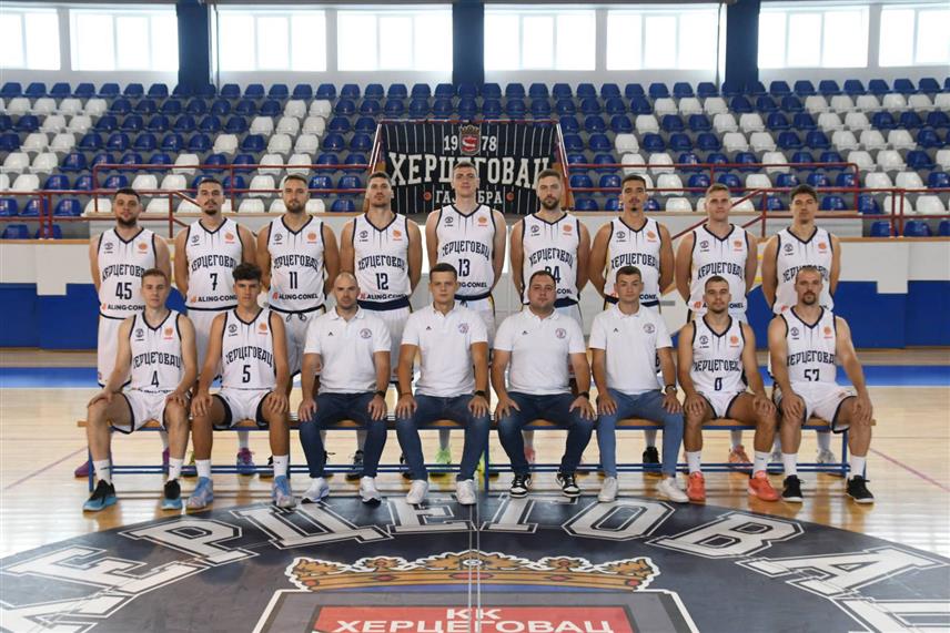 БЕОГРАД, 4. ЈАНУАРА /СРНА/ - Кошаркаши "Херцеговца" из Гајдобре.