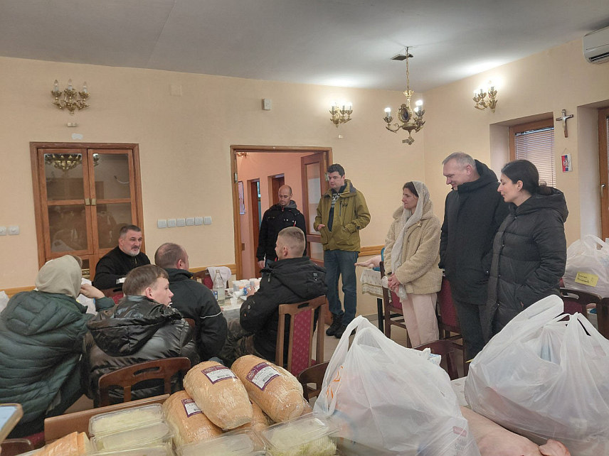 МИЛИЋИ, 4. ЈАНУАРА /СРНА/ - Црквена општина Милићи у сарадњи са локалном заједницом и општинским Црвеним крстом подијелила је данас 33 божићне печенице и хуманитарне пакете становницима који су у стању социјалне потребе, да би достојанствено прославили најрадоснији хришћански празник Божић.