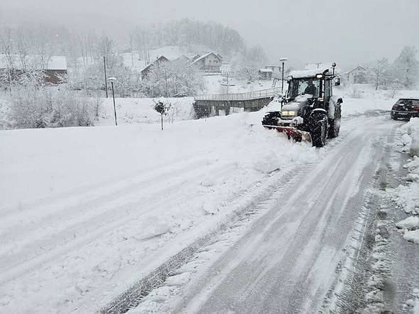 УГЉЕВИК, 4. ЈАНУАРА /СРНА/ - Висина снијега на подручју Угљевика достиже 20 центиметара, а на чишћењу путева ангажовано је 20 машина.