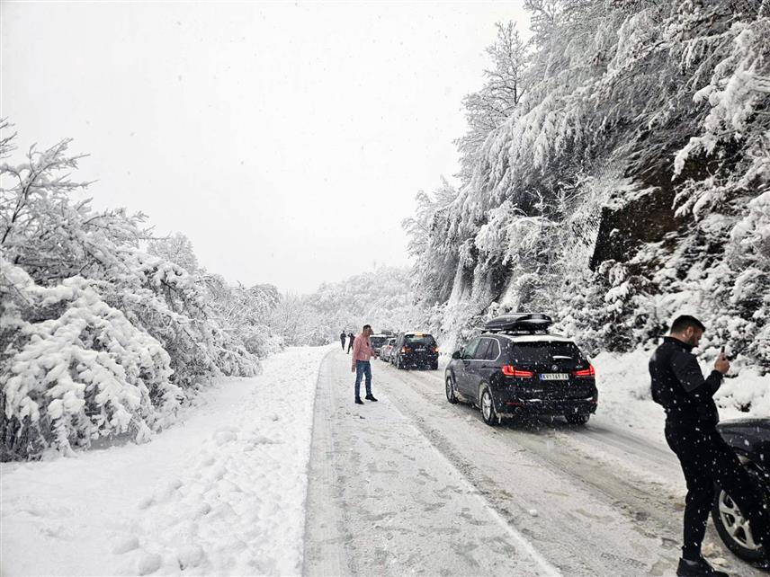 РОГАТИЦА, 4. ЈАНУАРА /СРНА/ - Камиони су направили застој у саобраћају на магистралном путу Рогатица - Устипрача преко Романије, гдје интензивно пада снијег.
