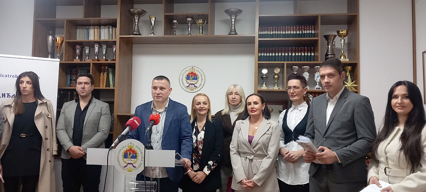 TРЕБИЊЕ, 4. ЈАНУАРА /СРНА/ - Директор требињске Болнице Недељко Ламбета у обраћању новинарима на пријему за медије.