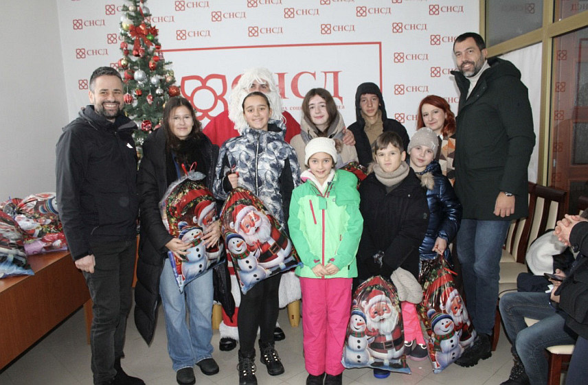 ДРВАР, 4. ЈАНУАРА /СРНА/ – Руководство СНСД-а посјетило је данас општине Дрвар, Гламоч, Босанско Грахово и Босански Петровац, у којима живи српско становништво у Федерацији БиХ и том приликом д‌јеци подијелило новогодишње пакетиће.