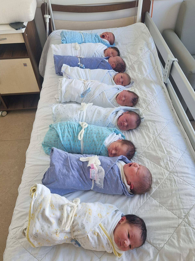 ИСТОЧНО САРАЈЕВО, 5. ЈАНУАРА /СРНА/ - У породилишту Болнице "Србија" у Источном Сарајеву прошле године рођене су укупно 443 бебе.