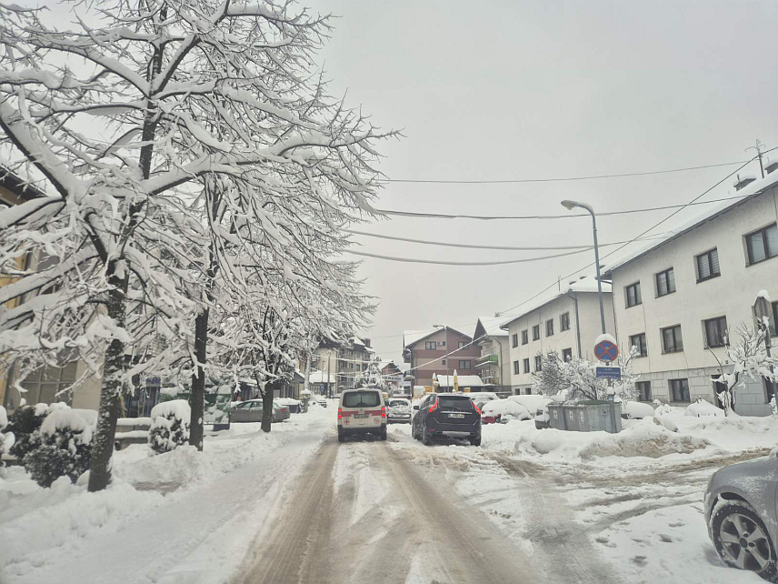 МРКОЊИЋ ГРАД, 5. ЈАНУАРА /СРНА/ - Путни правци на подручју општине Мркоњић Град овог јутра су проходни, а надлежне екипе на терену чисте снијег на путним прилазима према појединим селима, речено је Срни у Општинској служби за одржавање путева и саобраћајница.