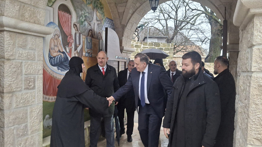 ТРЕБИЊЕ, 5. ЈАНУАРА /СРНА/ - Предсједник СНСД-а Милорад Додик стигао је у Мркоњиће, родно мјесто Светог Василија Острошког, гдје ће дочекати предсједника Србије Александра Вучића, Додика је у Мркоњићима дочекао Његово високопреосвештенство митрополит захумско-херцеговачки и стонско-примирски Димитрије.