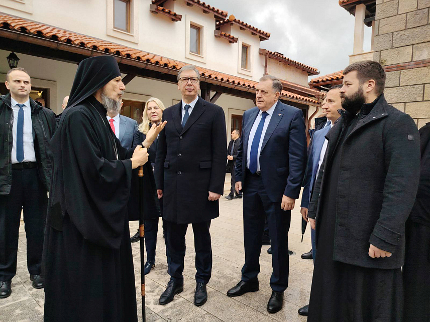 ТРЕБИЊЕ, 5. ЈАНУАРА /СРНА/ - Предсједник СНСД-а Милорад Додик дочекао је предсједника Србије Александра Вучића у селу Мркоњићи, родном мјесту Светог Василија Острошког.