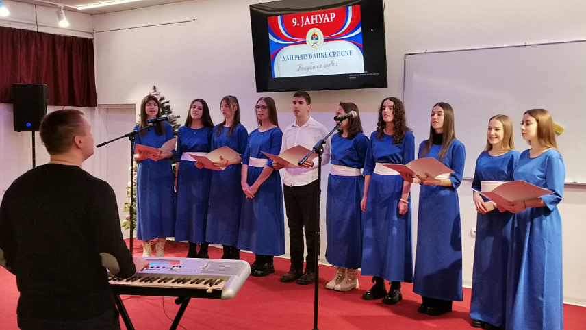 ДОБОЈ, 5. ЈАНУАРА /СРНА/ - У Добоју је данас, у организацији ученика шест средњих школа, одржана академија поводом Дана Републике Српске са које је поручено да је Српска слобода за све која ће да траје.