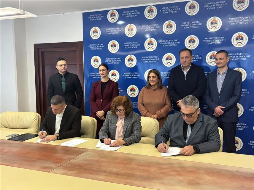 БАЊАЛУКА, 5. ЈАНУАРА /СРНА/ - Колективни уговор за запослене у области локалне самоуправе, којим ће плате запосленима у локалним заједницама бити повећане за најмање 10 одсто, потписали су министар управе и локалне самоуправе Републике Српске Сенка Јујић, предсједник Синдиката управе Божо Марић и предсједник Синдиката локалне самоуправе, управе и јавних служби Бранко Зеленовић.
