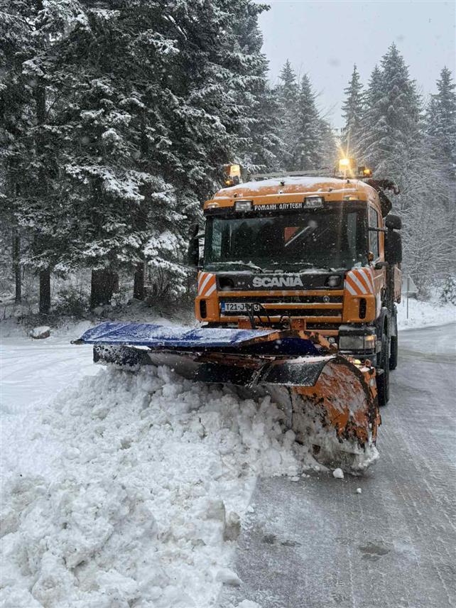 БАЊАЛУКА, 5. ЈАНУАРА /СРНА/ - На магистралним и регионалним путевима у Републици Српској саобраћај се одвија без застоја, али успорено на појединим путним правцима у зависности од сњежних падавина.