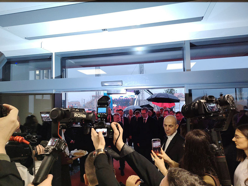 ТРЕБИЊЕ, 5. ЈАНУАРА /СРНА/ - Новосаграђена болница "Свети архиђакон Стефан-9. јануар" у Требињу званично је отворена. Врата болнице су симболично отворена уз звуке откуцаја срца.