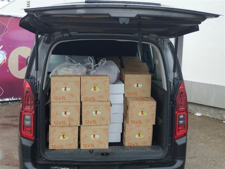 БАЊАЛУКА, 5. ЈАНУАРА /СРНА/ - Представници управе предузећа "Поште Српске" уручили су данас у Бањалуци, поводом наступајућег Божића, намирнице за припрему свечаног ручка за кориснике јавне кухиње "Мозаик пријатељства".