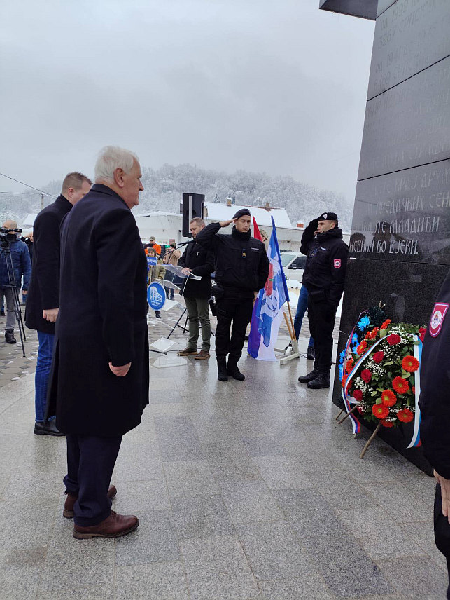 БРАТУНАЦ, 5. ЈАНУАРА /СРНА/ - У Кравици код Братунца служен је парастос, поводом обиљежавања 33 године од великог српског страдања у том мјесту на Божић. Након парастоса вијенце код спомен-обиљежја положили су потпредсједник Народне скупштине Републике Српске Петко Ранкић, изасланици српског члана Предсједништва БиХ Бошко Томић и предсједника Српске Марко Мркајић.