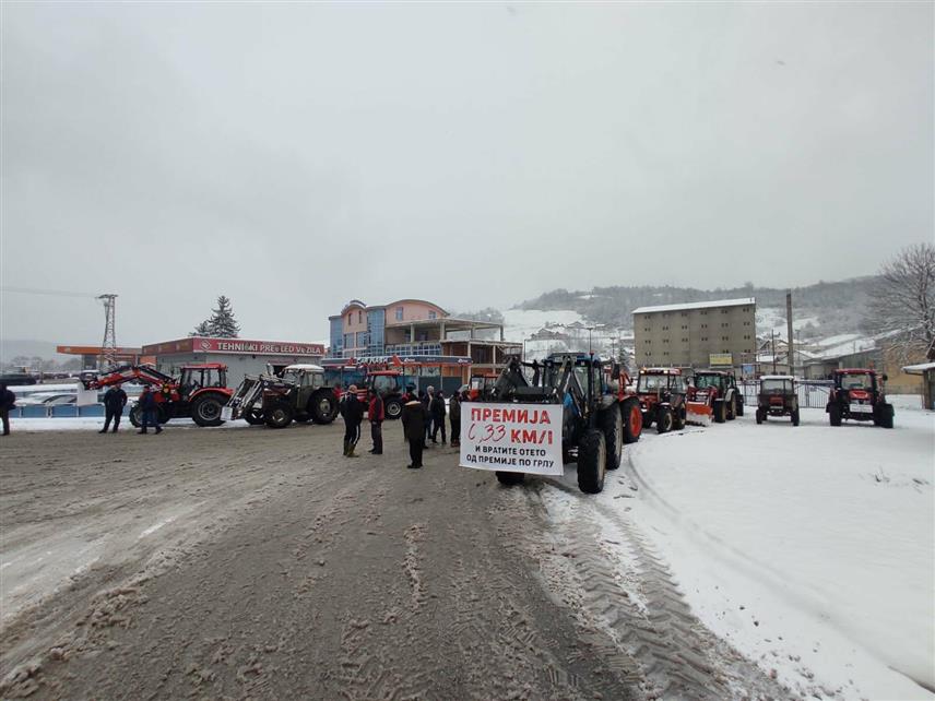 НОВИ ГРАД, 5. ЈАНУАРА /СРНА/ - У Новом Граду данас је организована мирна протестна вожња произвођача млијека из ове општине као израз незадовољства због цијена и смањења количине млијека које откупљују мљекаре.