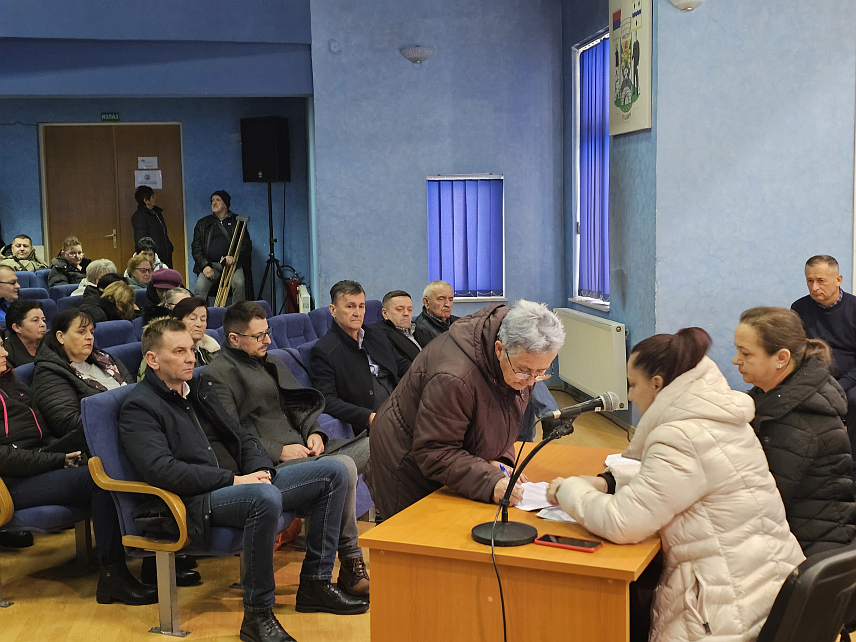 УГЉЕВИК, 5. ЈАНУАРА /СРНА/ - Припадници борачке популације у Угљевику су, у сусрет Божићу, добили помоћ од по 150 КМ, а у Бијељини печенице.