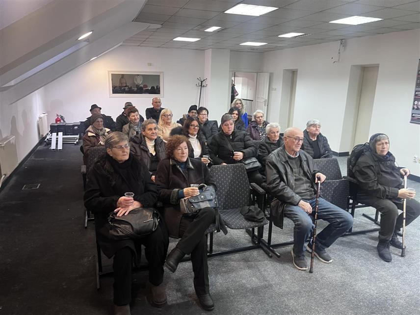 БАЊАЛУКА, 5. ЈАНУАРА /СРНА/ - Предсједник бањалучке Организације породица заробљених и погинулих бораца и несталих цивила Бојан Келеман уручио је данас поводом предстојећег Божића, једнократне новчане помоћи по 150 КМ за 30 родитеља погинулих бораца Војске Републике Српске.