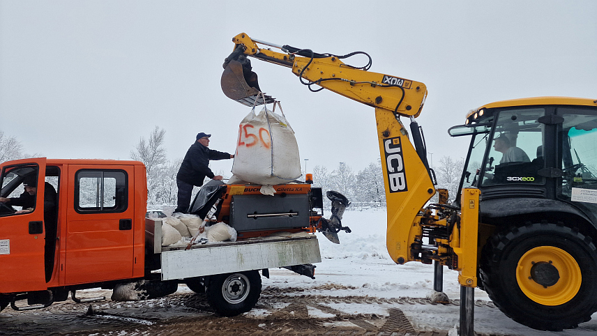 БРЧКО, 5. ЈАНУАРА /СРНА/ - Обилне сњежне падавине отежале су одвијање саобраћаја и пружање комуналних услуга на подручју Брчко дистрикта, настали су и кварови на електроенергетској мрежи, и али су све надлежне службе на терену и раде на нормализацији стања.