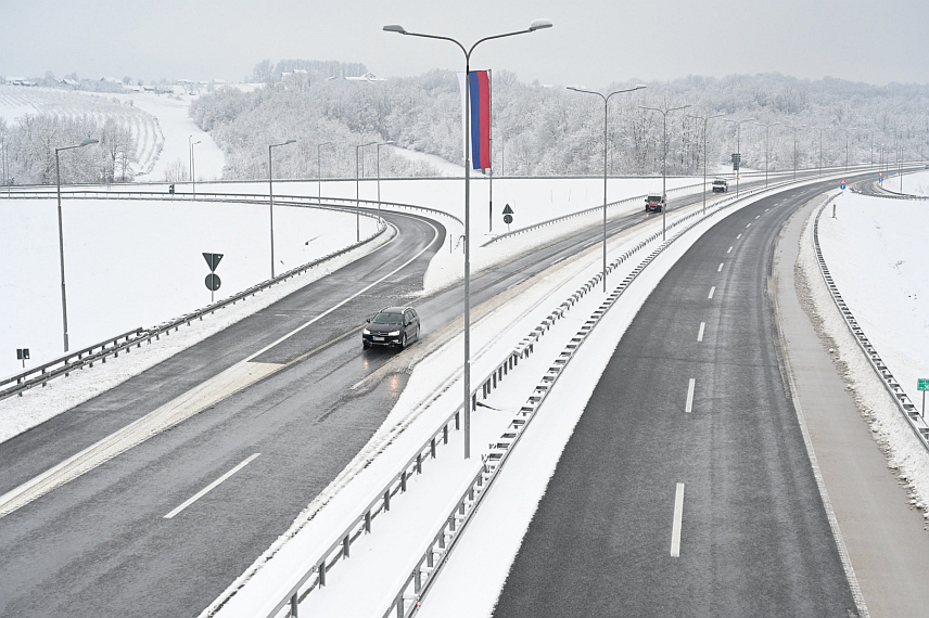 БАЊАЛУКА, 5. ЈАНУАРА /СРНА/ - Све дионице ауто-путева у Републици Српској су проходне, саобраћај се одвија без већих потешкоћа, коловози су без снијега, али су мокри и клизави.