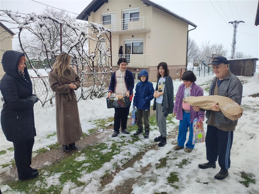 ГРАДИШКА, 5. ЈАНУАРА /СРНА/ - Божићне печенице и прехрамбени пакети уручени су данас за 40 социјално угрожених породица са подручја Градишке.