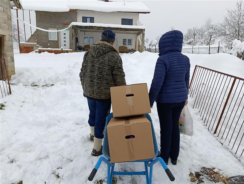 МРКОЊИЋ ГРАД, 5. ЈАНУАРА /СРНА/ - Коло српских сестара "Рођење Пресвете Богородице" из Мркоњић Града подијелило је данас породицама слабијег материјалног стања на подручју града и у селима Котор и Ораховљани 40 пакета основних животних намирница и средстава за хигијену.