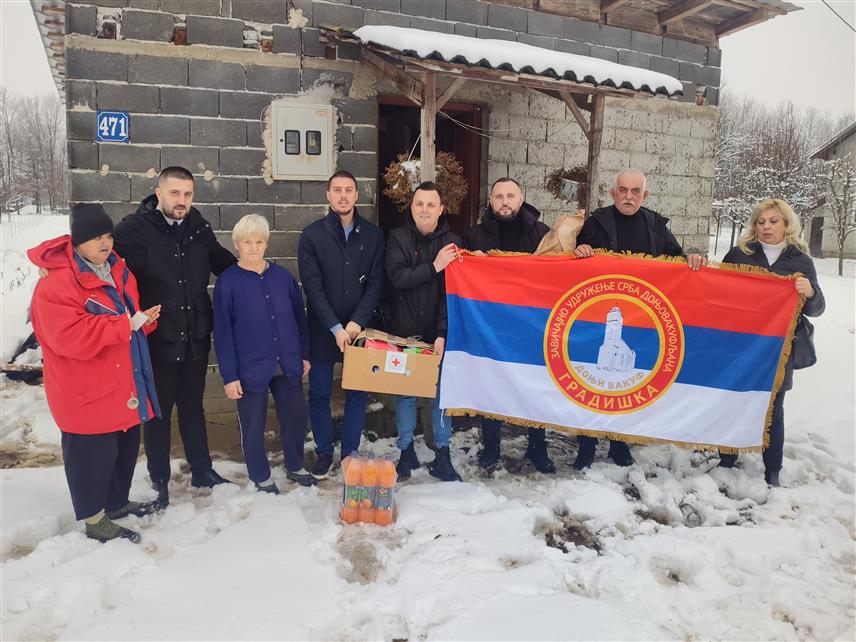 ГРАДИШКА, 5. ЈАНУАРА /СРНА/ - Завичајно удружење Срба Доњовакуфљана из Градишке обезбиједило је божићне печенице и прехрамбене пакете за три социјално угрожене породице поријеклом из Доњег Вакуфа.
