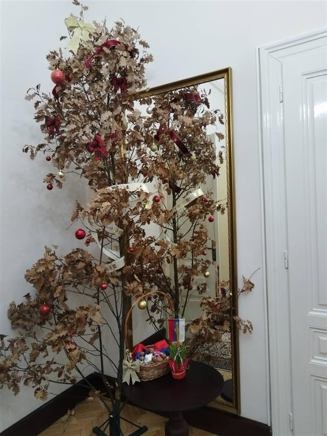 САРАЈЕВО, 5. ЈАНУАРА /СРНА/ - У Кабинет српског члана Предсједништва БиХ у Сарајеву унесен је бадњак, како то налажу српски обичаји и традиција.