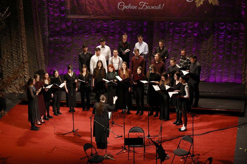 САРАЈЕВО, 5. ЈАНУАРА /СРНА/ - Српско просвјетно и културно друштво "Просвјета" вечерас је у Народном позоришту у Сарајеву одржало традиционални божићни концерт, који је и ове године окупио велики број љубитеља хорске и камерне музике.