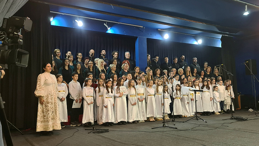 ДОБОЈ, 5. ЈАНУАРА /СРНА/ - Дјечији црквени хор "Јавор" и Српско црквено пјевачко друштво "Богољубље" одржали су вечерас у Добоју божићни концерт.
