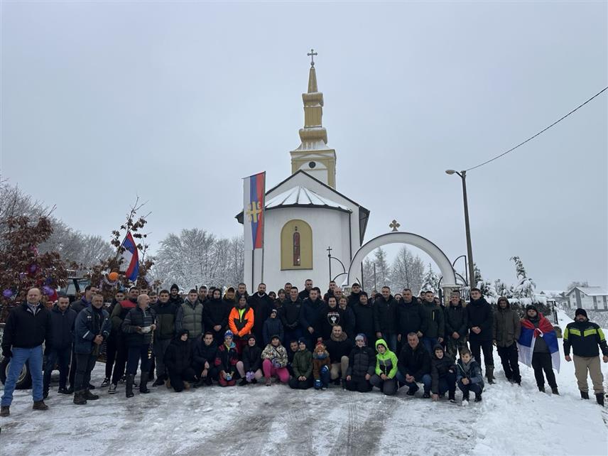 ДОБОЈ, 6. ЈАНУАРА /СРНА/ - Замјеник министра одбране у Савјету министара Александар Гогановић и народни посланик Данијел Јошић јутрос су у Мајевцу, код Добоја, заједно са мјештанима, учествовали у традиционалној сјечи Бадњака, честитајући мјештанима Бадњи дан и надолазећи Божић.