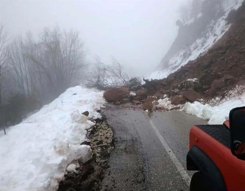 ПАЛЕ, 6. ЈАНУАРА /СРНА/ - На подручју општине Пале забиљежено је благо изливање ријеке Праче, као и појава клизишта која су проузоковала прекид саобраћаја на путном правцу Подграб-Јахорина.