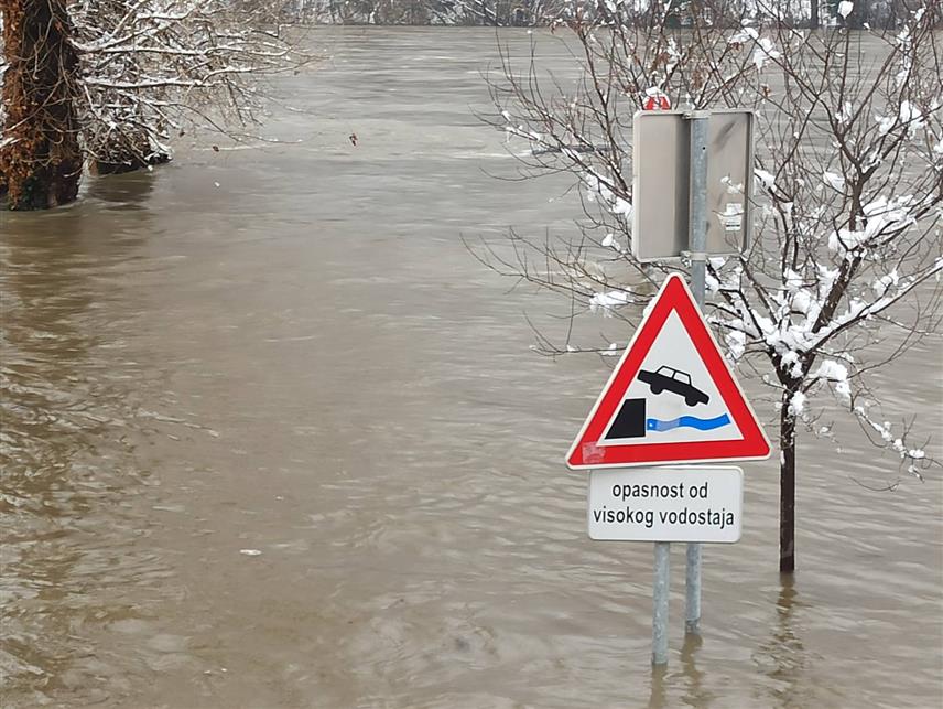 ЗВОРНИК, 6. ЈАНУАРА /СРНА/ - На подручју града Зворника данас је проглашена ванредна ситуација због наглог пораста водостаја Дрине, чији је тренутни проток на Хидроелектрани /ХЕ/ "Мали Зворник" око 2.350 метара кубних у секунди, док се у поподневним часовима очекује знатан пораст водостаја ове ријеке, чак до 2.700 метара крбних у секунди.