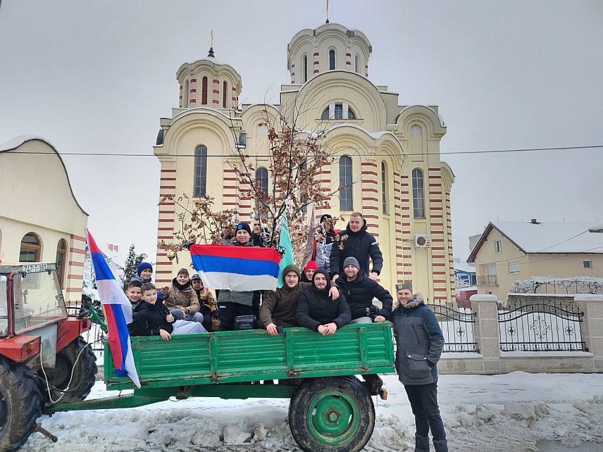 ШАМАЦ, 6. ЈАНУАРА /СРНА/ - Кроз 25 сеоских мјесних заједница на шамачком подручју сваке године се проноси бадњак, а ове године први пут и кроз градско језгрo Шамца, на задовољство и срећу вјерујућег народа.