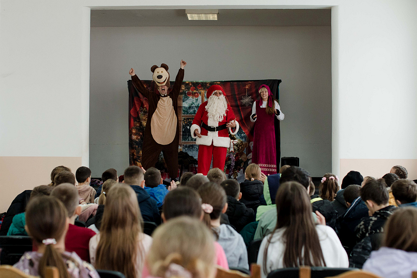 БИЕЉИНА, 6. ЈАНУАРА /СРНА/ - За малишане из Амајлија данас је приређена представа поводом најрадоснијег хришћанског празника Божића и подијељени су им пакетићи, саопштила је Републичка странка Српске /РСС/.