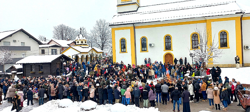 ПРЊАВОР, 6. ЈАНУАРА /СРНА/ - У порти Храма Светог великомученика Георгија у Прњавору у присуству вјерника дочекани су, освештани и наложени централни бадњак и бадњаци из Бабановаца и Маћиног Брда.