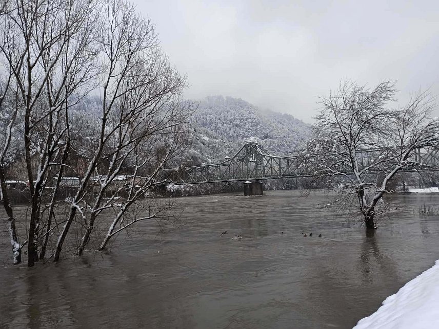 ЗВОРНИК, 6. ЈАНУАРА /СРНА/ - Ниво Дрине у Зворнику расте, најугорженија насеља су Терминал у Каракају и викенд насеља у Шепку, припремљене су вреће са пијеском, а спремна је и сва расположива механизација.