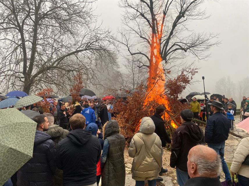 ПОДГОРИЦА, 6. ЈАНУАРА /СРНА/ - Испред Цетињског манастира данас су традиционално наложени бадњаци, које је освештао митрополит црногорско-приморски Јоаникије, указавши на значај Божића за Црну Гору и њен народ.