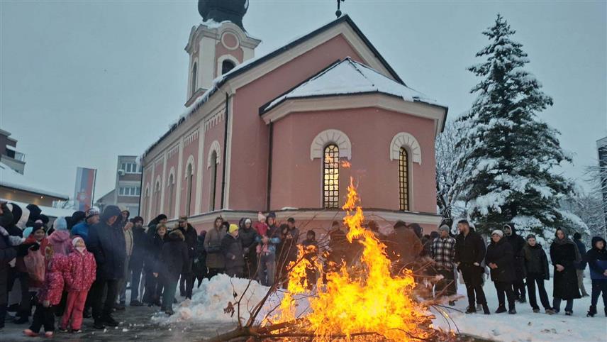 ПРИЈЕДОР, 6. ЈАНУАРА /СРНА/ - У порти Храма Свете Тројице у Приједору вечерас је освештан и наложен централни бадњак који је током Бадњег дана уз пјесму и весеље дочекан у више градских насеља.